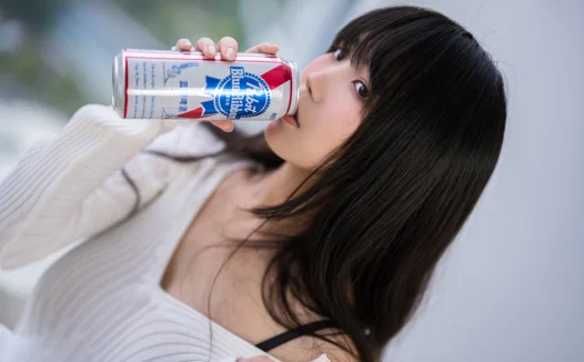 汪知子醉酒图片，一场关于居家微醺的视觉暴击